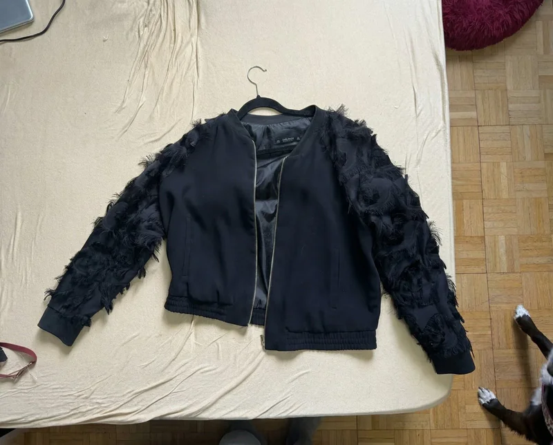 Avant : photographie de la veste sur cintre